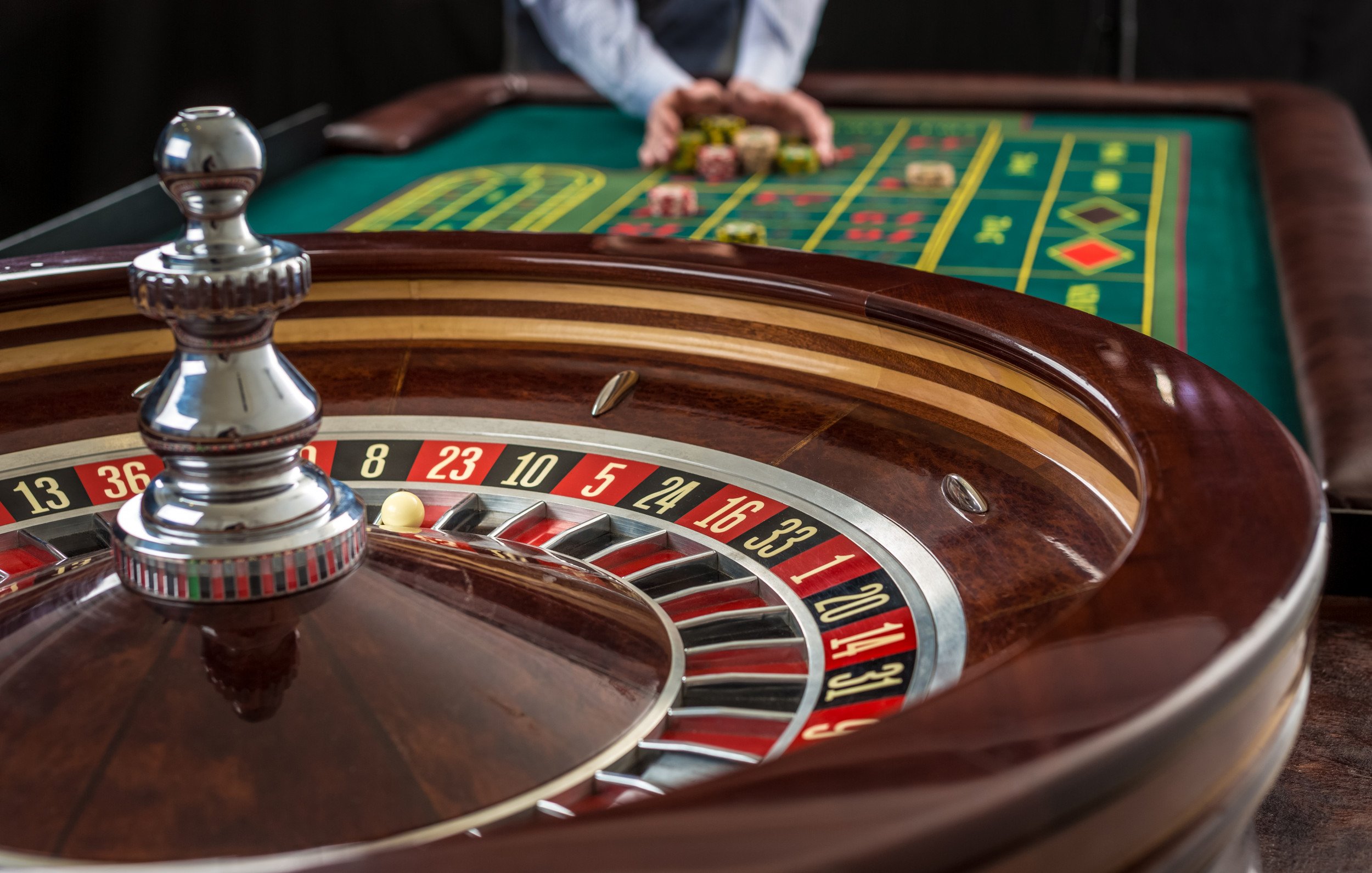 Pemain menikmati sesi Live Casino hbet2 di smartphone dengan tampilan meja Blackjack yang responsif